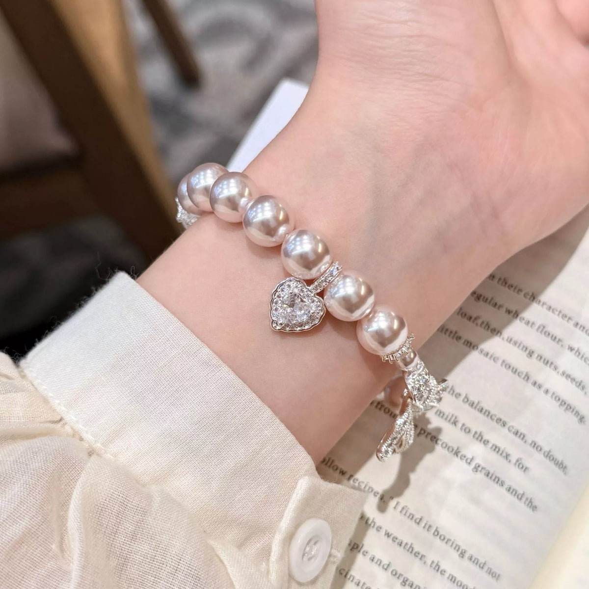 HOF Amara Pearl Bracelet with Bow Charm