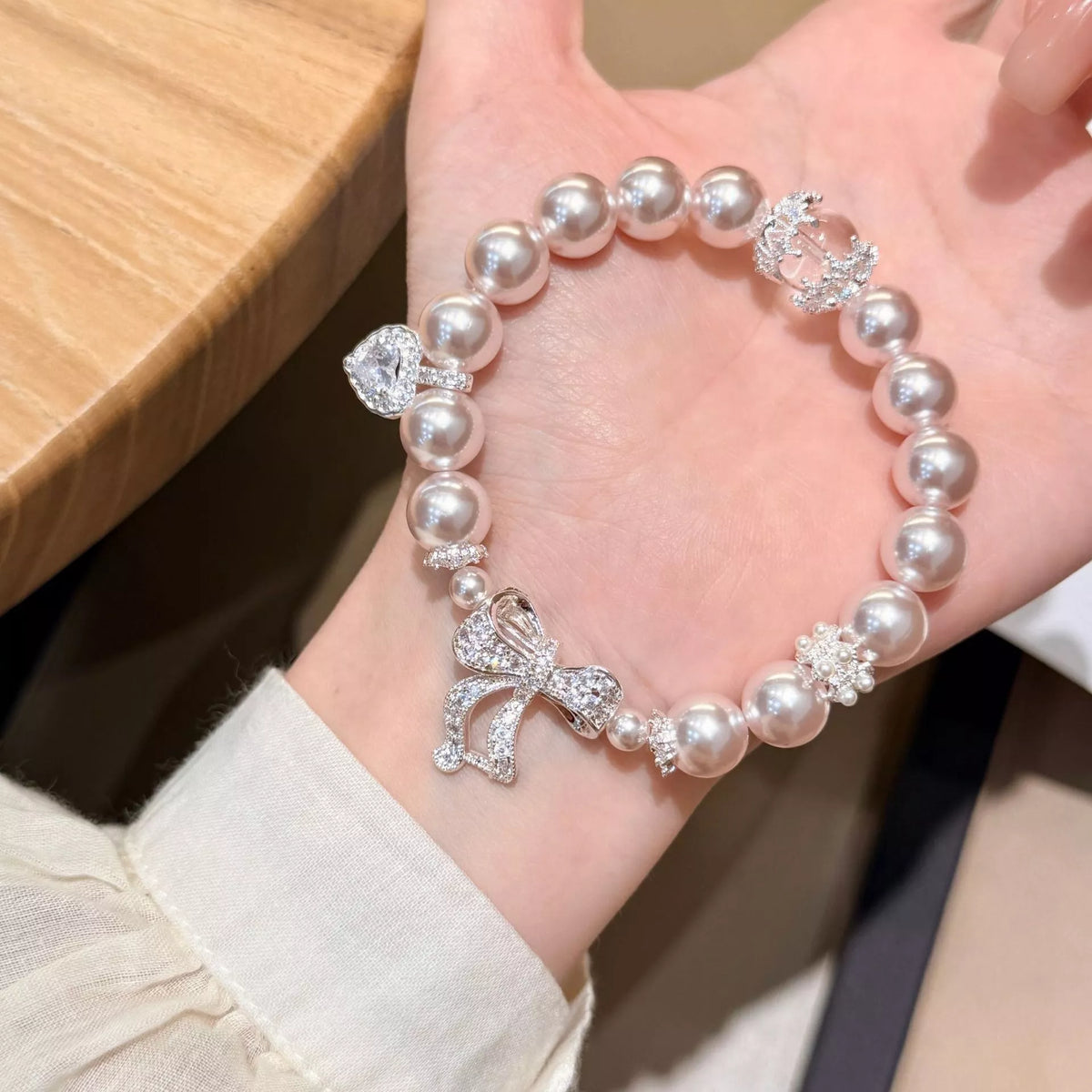 HOF Amara Pearl Bracelet with Bow Charm