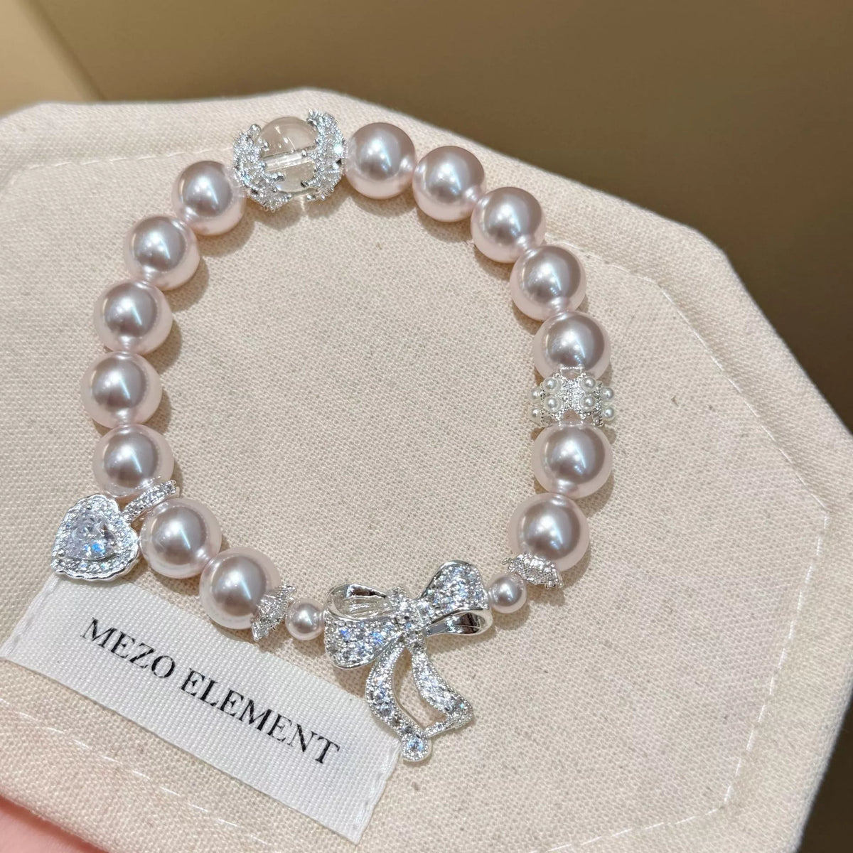 HOF Amara Pearl Bracelet with Bow Charm