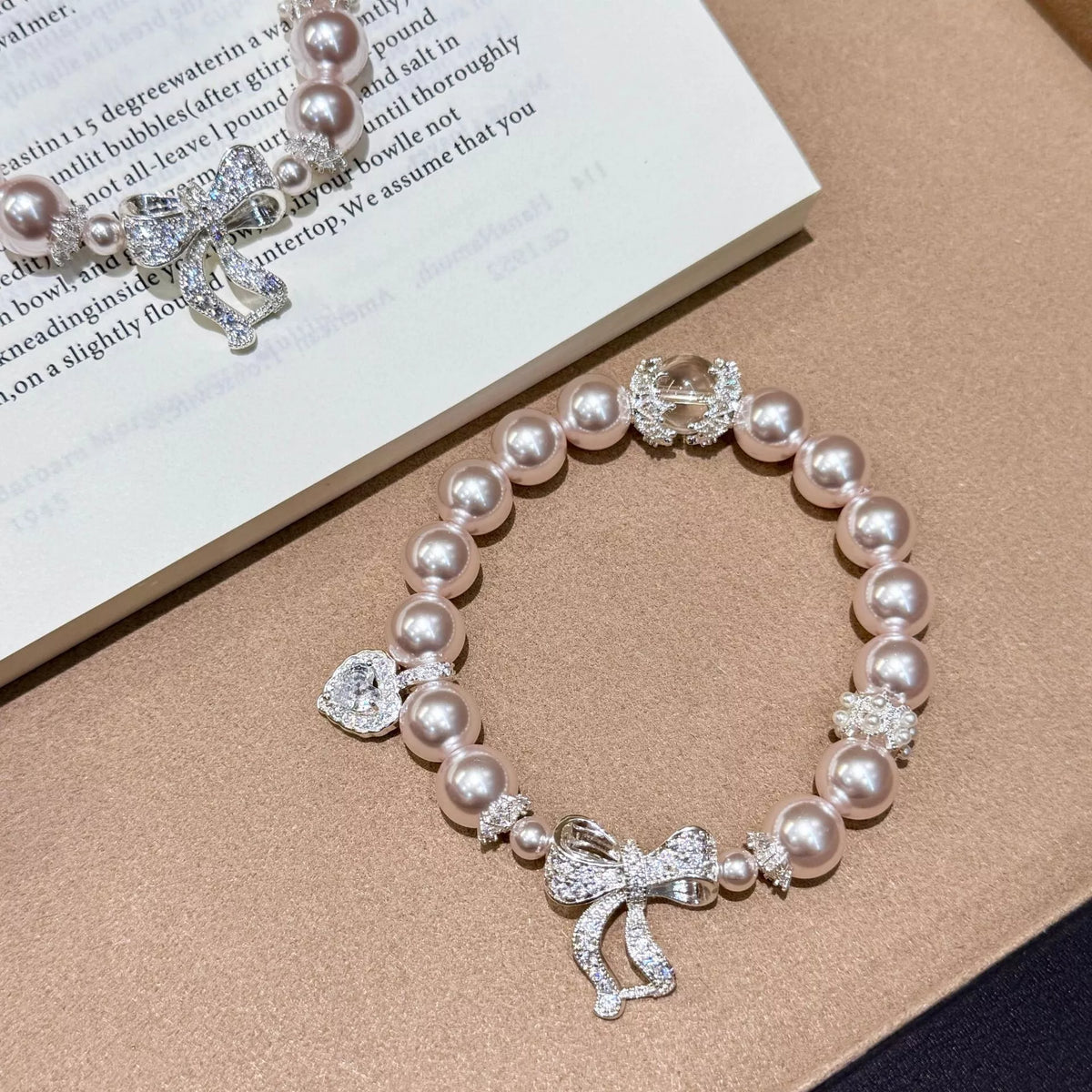 HOF Amara Pearl Bracelet with Bow Charm