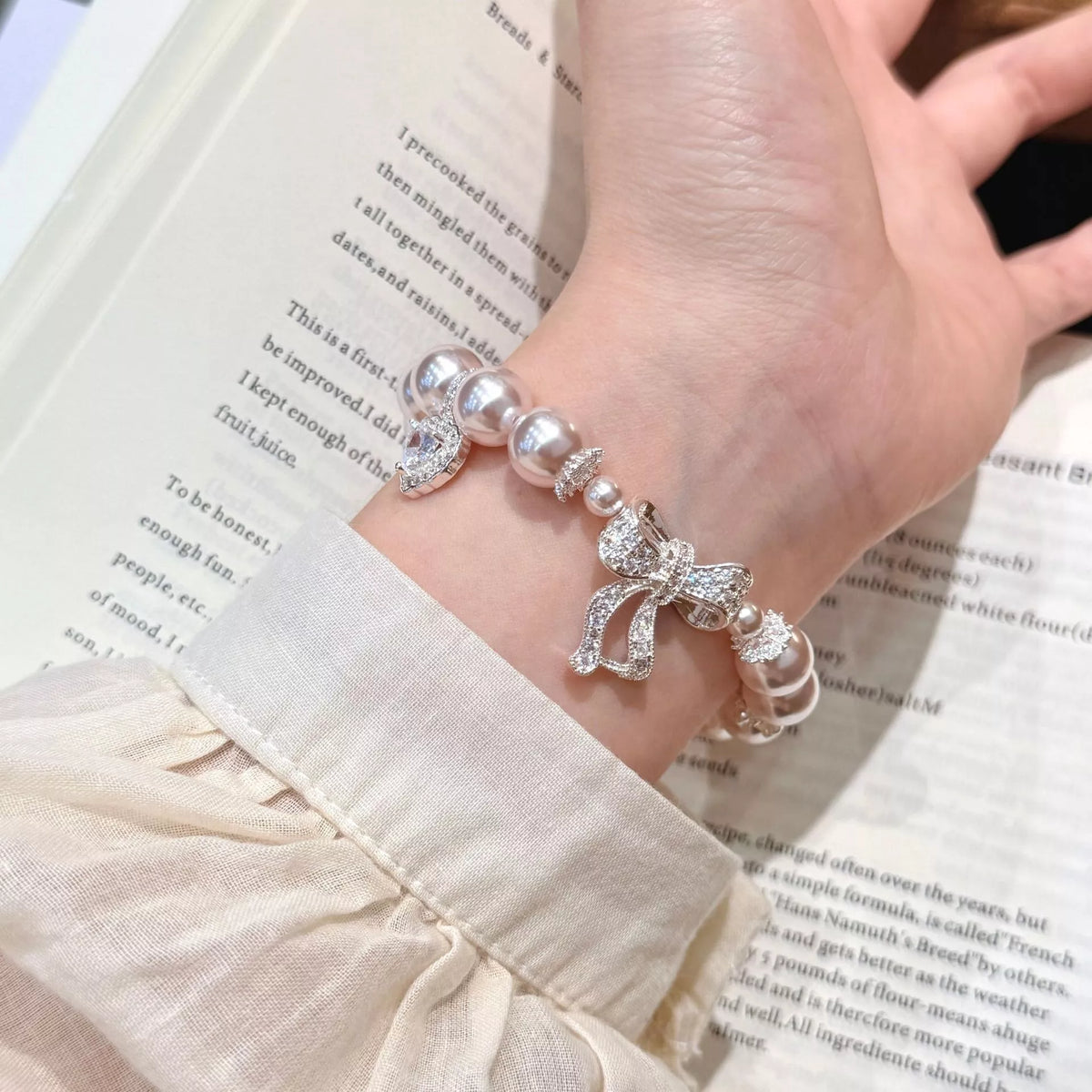 HOF Amara Pearl Bracelet with Bow Charm